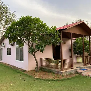 Orchard At Sarai - Private Cottage, Large Lawn, & Pet Friendly Holiday home